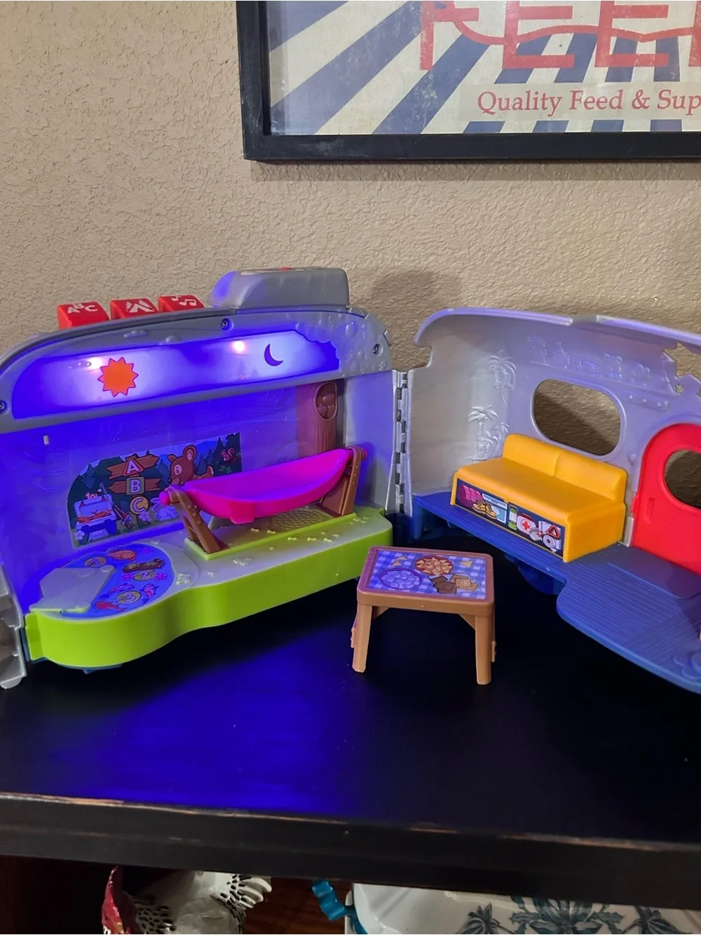 Fisher-Price Little People Light-up Learning Camper Playset 2021 Working lights